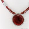 collier pendentif pièce métal boule de poil cordons multi-brins simili-cuir 0117655 rouge collier pendentif pièce métal boule de poil cordons multi-brins simili-cuir 0117655 rouge