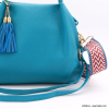 SAC À MAIN FLORA&CO SIMILI-CUIR SOUPLE GRAINÉ POMPON TASSEL LANIÈRE 0922530 bleu canard SAC À MAIN FLORA&CO SIMILI-CUIR SOUPLE GRAINÉ POMPON TASSEL LANIÈRE 0922530 bleu canard
