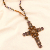 Sautoir long avec croix espagnole en métal, strass, perles et billes en verre 0123143 marron