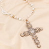 Collier croix baroque avec strass, cristal, perles blanches et billes métal doré 0123142 blanc
