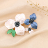 Broche épingle fleurs métal émail coloré 0524504 gris clair