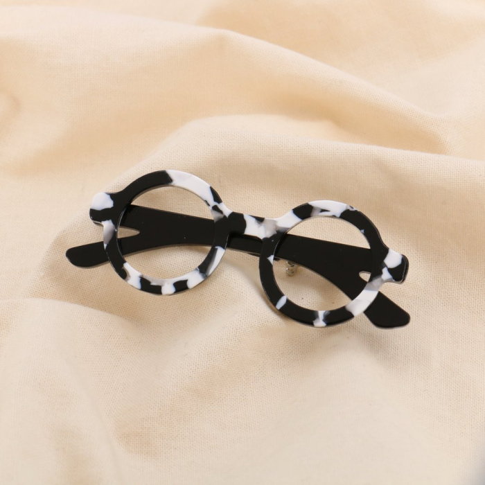 Broche fantaisie en forme de lunettes résine et métal 0525018 noir/blanc Broche fantaisie en forme de lunettes résine et métal 0525018 noir/blanc