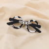 Broche fantaisie en forme de lunettes résine et métal 0525018 noir/blanc Broche fantaisie en forme de lunettes résine et métal 0525018 noir/blanc