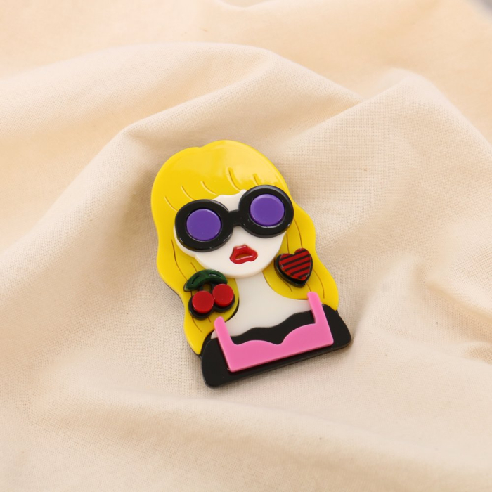 Broche fantaisie Femme blonde aux lunettes résine et métal 0525024 jaune Broche fantaisie Femme blonde aux lunettes résine et métal 0525024 jaune