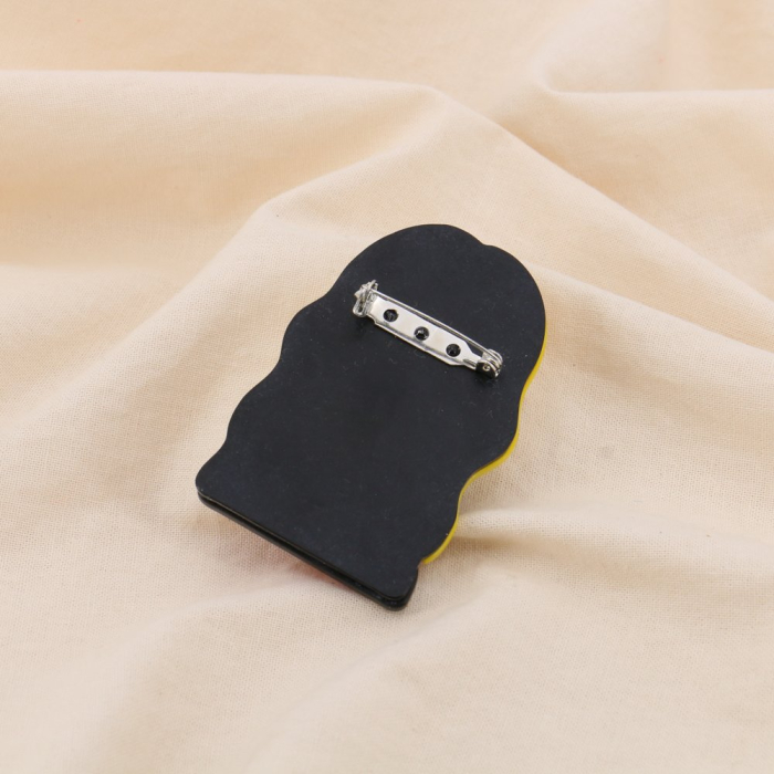 Broche fantaisie Femme blonde aux lunettes résine et métal 0525024 jaune