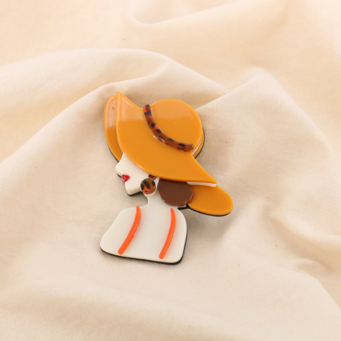 Broche fantaisie Femme au chapeau résine et métal 0525025 orange