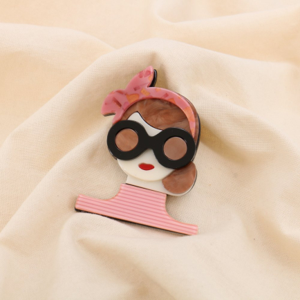 Broche fantaisie Femme rétro au bandeau rose résine et métal 0525026 rose