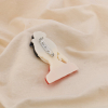 Broche fantaisie Femme aux lunettes vertes résine métal 0525028 rouge