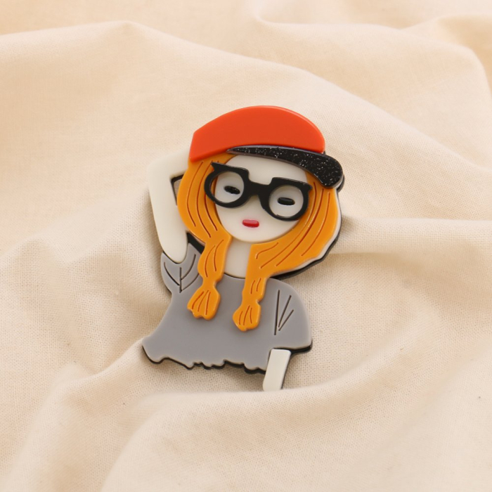 Broche fantaisie Jeune fille à casquette résine métal 0525029 gris clair Broche fantaisie Jeune fille à casquette résine métal 0525029 gris clair