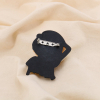 Broche fantaisie Jeune fille à casquette résine métal 0525029 gris clair Broche fantaisie Jeune fille à casquette résine métal 0525029 gris clair