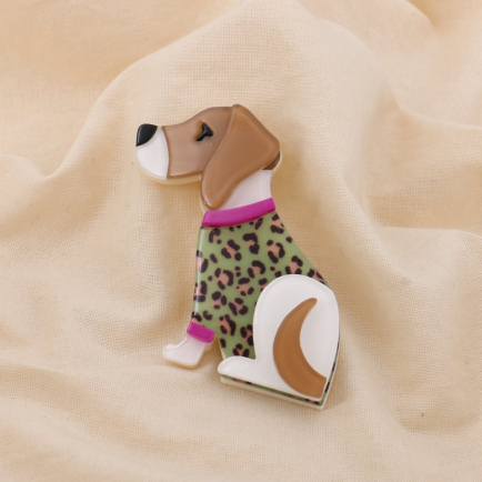 Broche fantaisie Chien au pull léopard résine métal 0525033 vert kaki