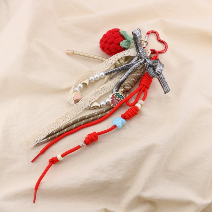 Bijou de sac ou porte-clés fraise dentelle perles 0825030 rouge