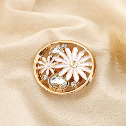 Broche aimantée ronde fleur filigrane métal strass émail 0524513 blanc