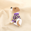 Broche fantaisie Chien au pull léopard résine métal 0525033 violet