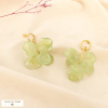 Boucles d’oreilles pendantes fleur résine sculptée anneau acier martelé 0326138 vert