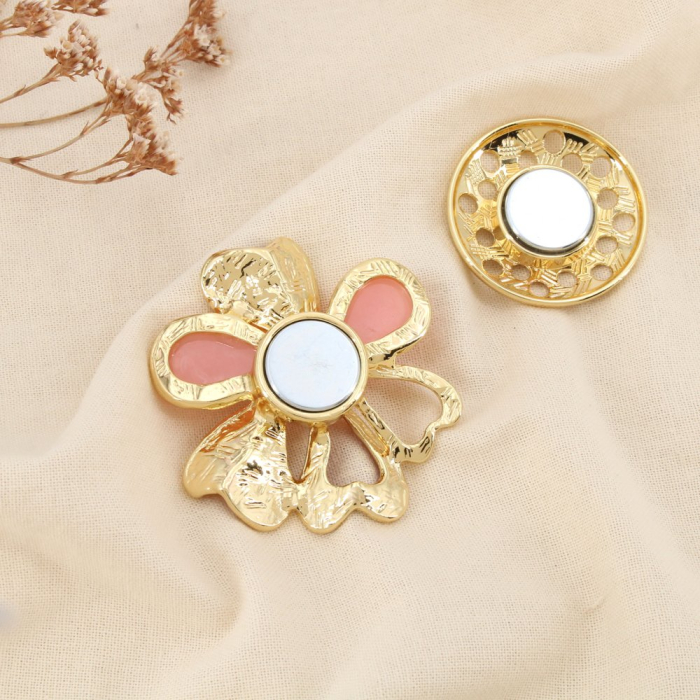 Broche aimantée fleur colorée métal, résine émail 0526046 rose