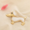 Broche aimantée chien teckel métal résine 0526047 blanc